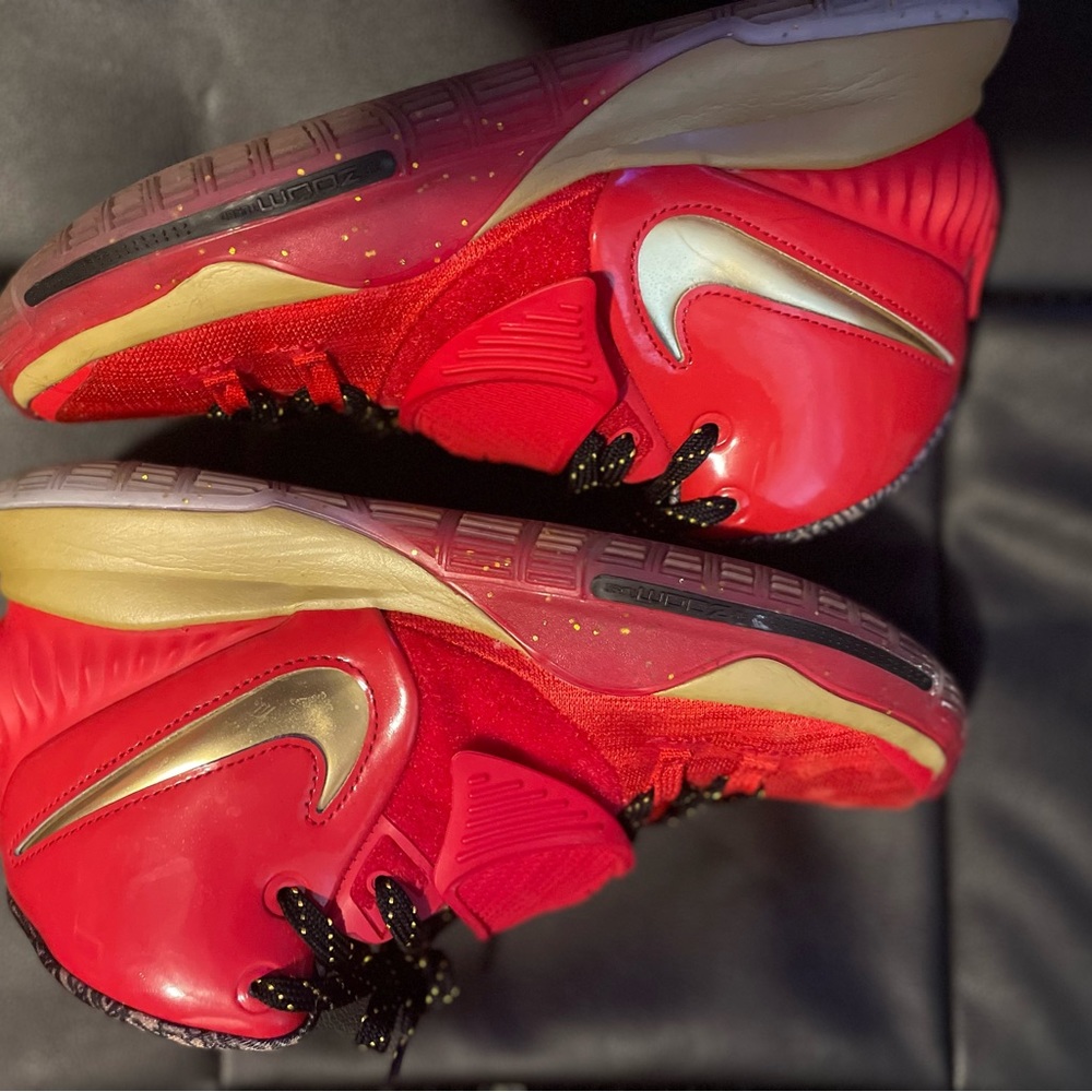 Red kyrie in good condition